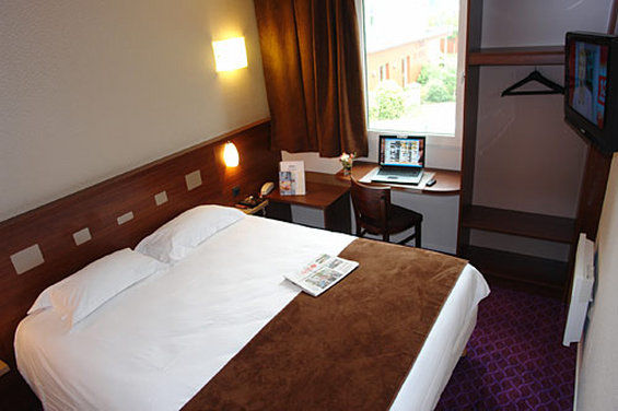 Brit Hotel Rennes Le Castel Exteriör bild